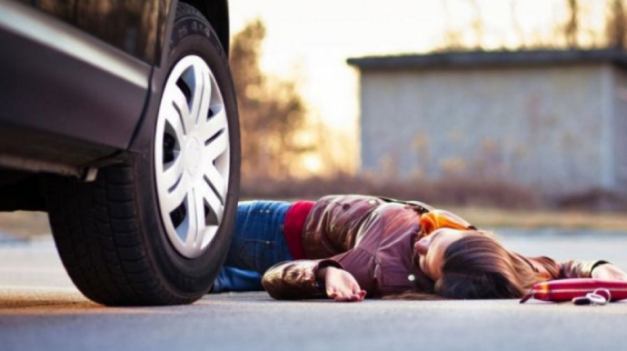 Ağdaşda avtomobil piyadanı vuraraq öldürüb