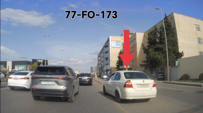 Təhlükəsizlik adacığının üzərindən keçən sürücü təhlükə yaratdı - VİDEO