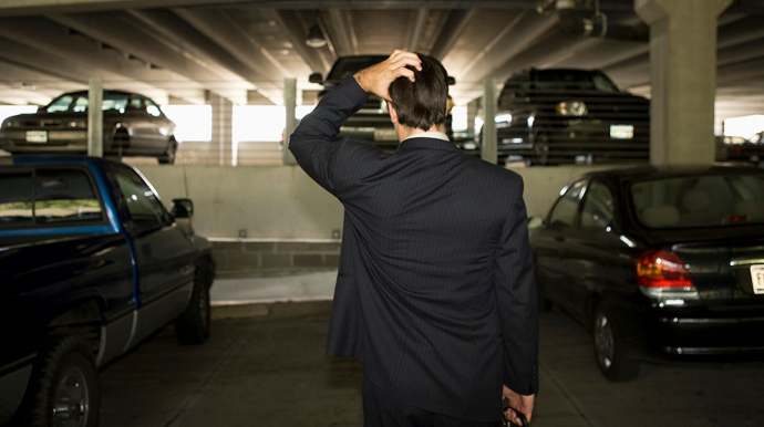 Maşını harada park elədiyini unutdu, 2 il sonra tapıldı - BAQAJDAN 40 MİN PUL ÇIXDI - VİDEO 