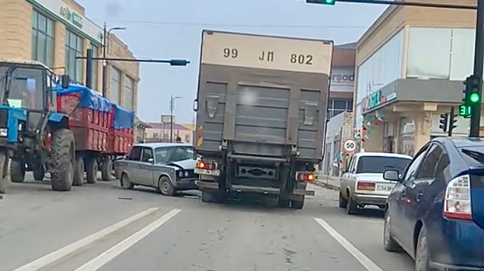 Sabirabadda “VAZ” yük maşınına çırpıldı    - VİDEO
