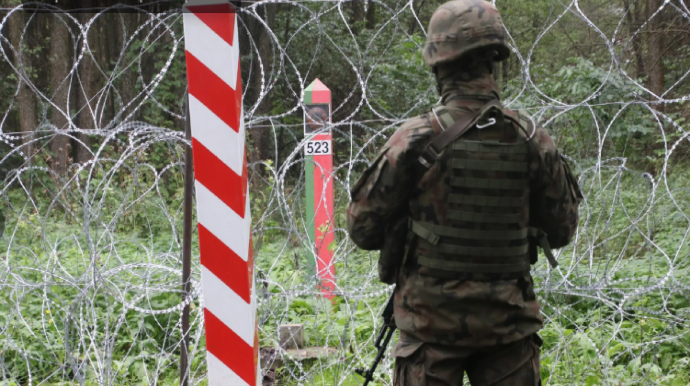 Miqrantlar sərhədçilərə hücum ediblər 