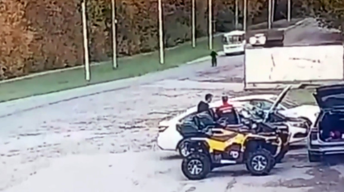 68 yaşlı sürücü maşını geriyə verərkən 15 yaşlı motosikletçi ilə toqquşdu; ölən var - VİDEO