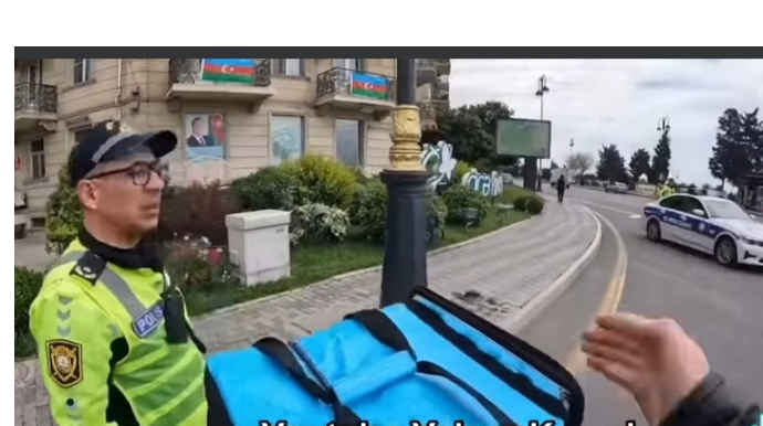 Yol polisi ilə moped sürücüsünün maraqlı görüntüləri yayıldı  - VİDEO
