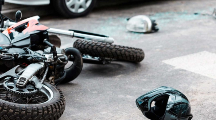 Təhlükəli manevrlər edən qardaşlar qəzaya düşdülər 