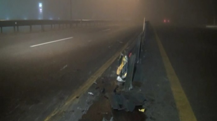 Yük maşını metal arakəsmələrə çırpıldı - FOTO 