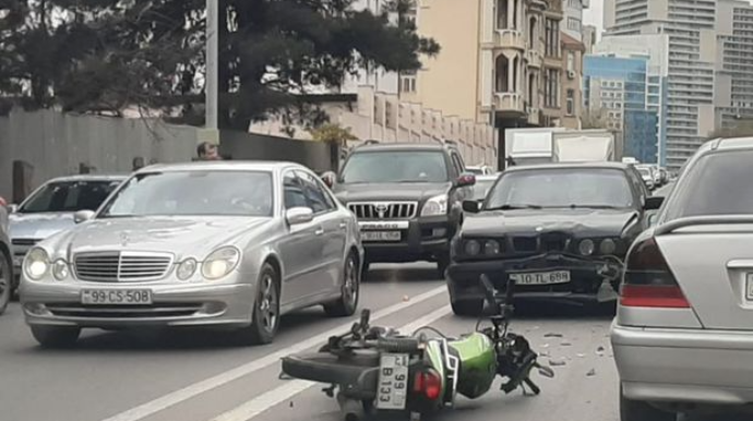 Bakıda qəza tıxaca səbəb oldu