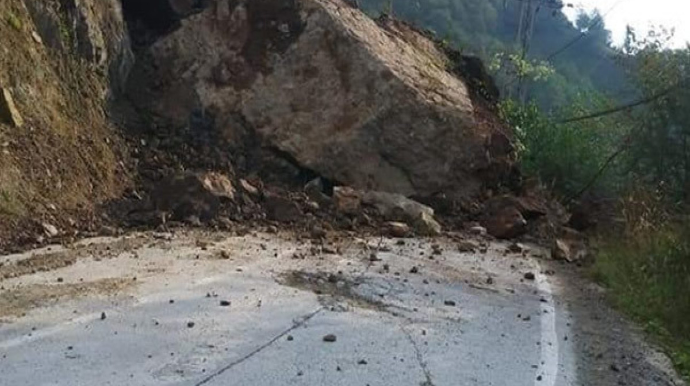 В Турции произошел оползень,  перекрыта дорога в Грузию, есть погибшие и раненые  - ВИДЕО