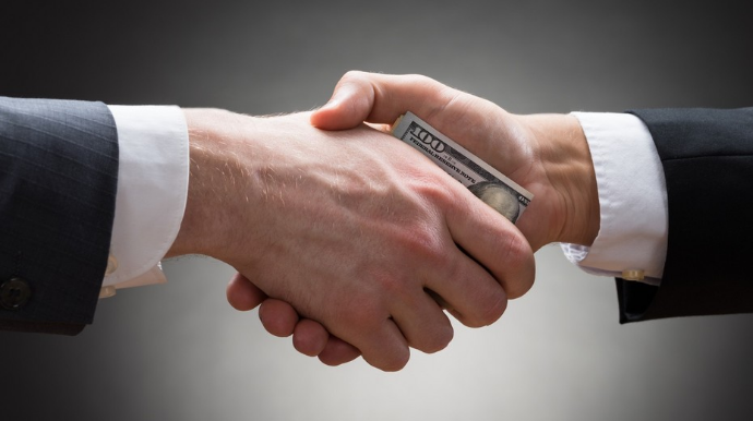 Azərbaycanda yüksək vəzifəli şəxs rüşvət alarkən SAXLANILDI  - FOTO 