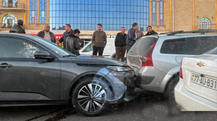 Bakıda qəza tıxaca səbəb oldu - FOTO 