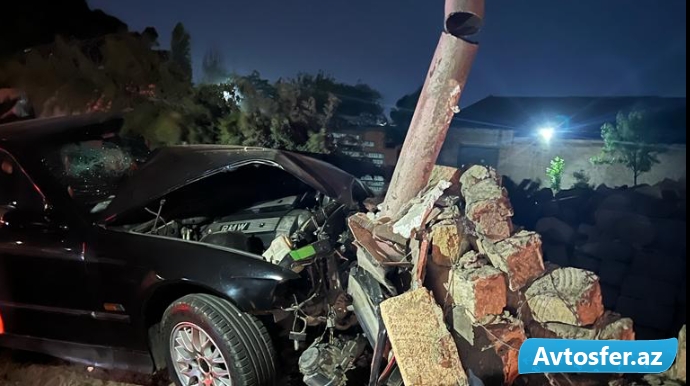 Bakıda “BMW” hərbi hissəyə girdi; dirəyi uçurub işıqları söndürdü - FOTO