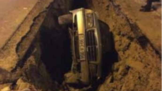 Oğuzda “Mercedes” çuxura düşdü, xəsarət alan var 