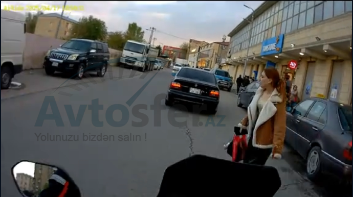 Yolu sağa baxaraq keçən qadını motosiklet vurdu - VİDEO