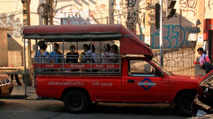 Avtomobil dini mərasim iştirakçılarını vurub, ölənlər var 