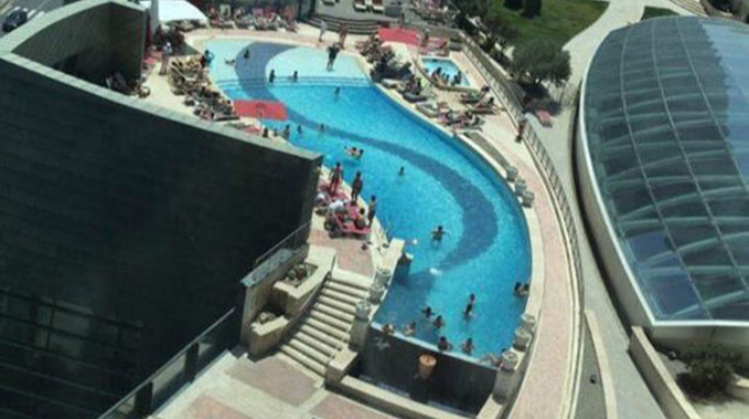 “Fairmont” müştərilərdən üzr istədi, hovuzu bağladı