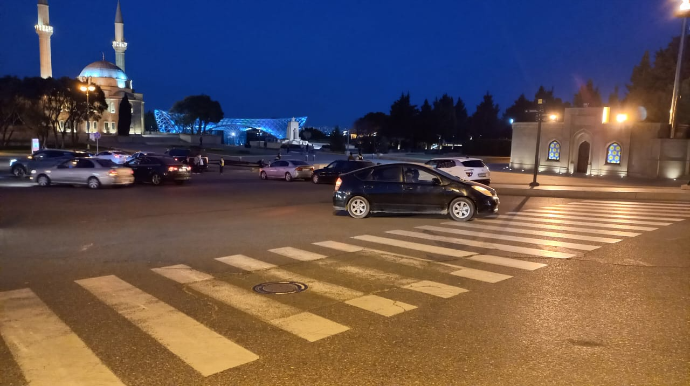 Bakıda Prius-un yanacağı və enerjisi eyni vaxtda bitdi - Yolun ortasında qaldı 