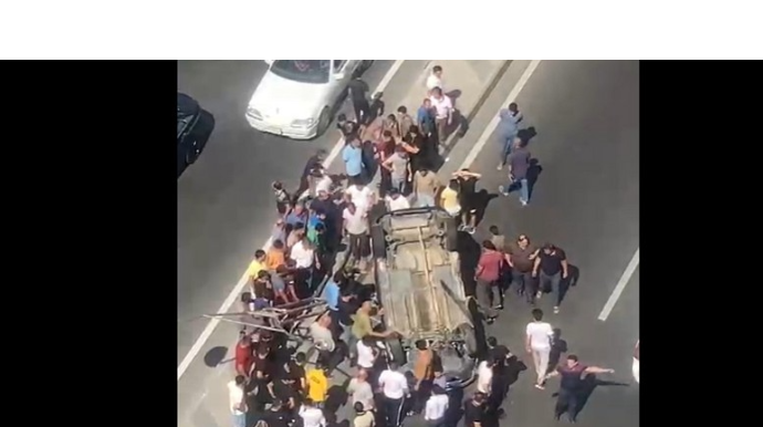 Bakının Babək prospektində avtomobil aşdı   - FOTO