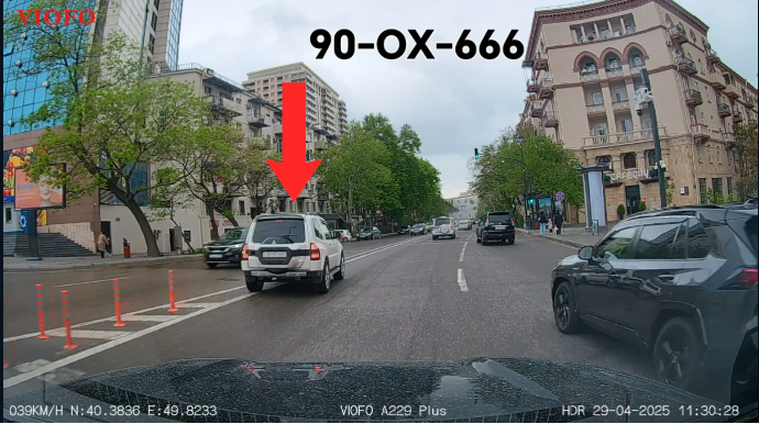 Qarşıdakı geriyə dönmə yerinə getməmək üçün qoşa xətdən döndü - 90-OX-666 - VİDEO