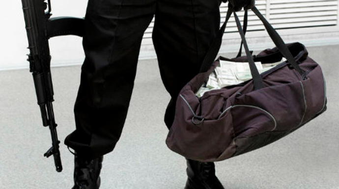 Azərbaycanda gömrük rəisinin evinə avtomatla basqın olub 