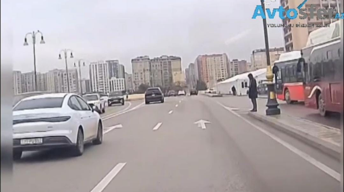 Yola qaçmaq istəyən piyadanı vurmamaq üçün nə etmək lazımdır? – Mütəxəssisdən TÖVSİYƏ - VİDEO