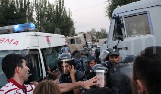 Polis şöbəsi hələ də silahlıların əlində - İrəvanda