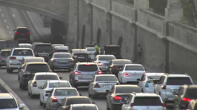 Bakıda tuneldə nasaz avtomobil yolda qaldı, tıxac yarand ı  - FOTO