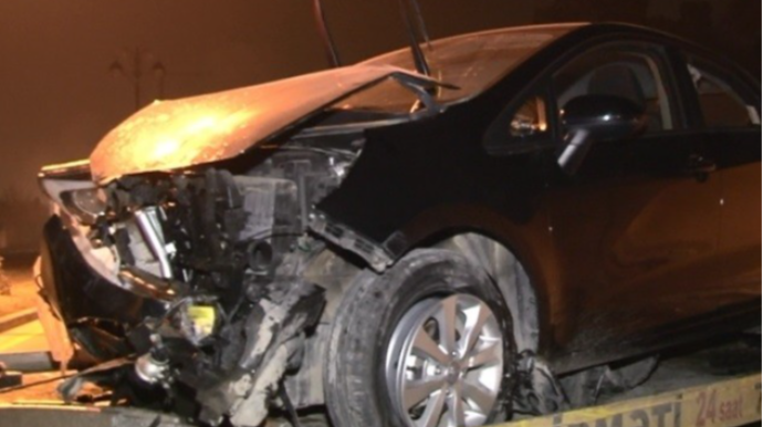 Bakıda icarəyə götürdüyü avtomobili dirəyə çırpdı, dostları yaralandı 