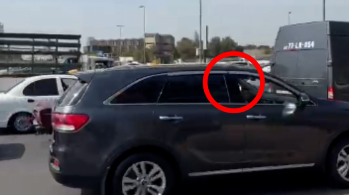 "Dərnəgül yolu"nda sürücü qulağında telefon avtobus zolağına girdi - 77-NM-575 - VİDEO 