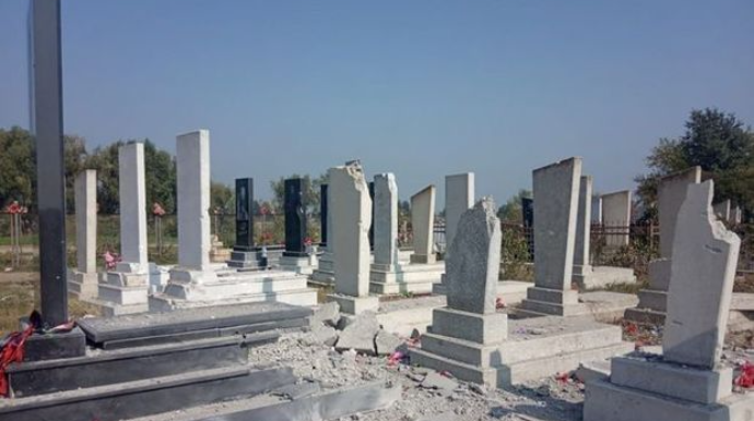 Ermənilərin atdığı top və raket mərmiləri Ağdam və Tərtərin kənd məzarlıqlarını dağıdıb   - FOTO