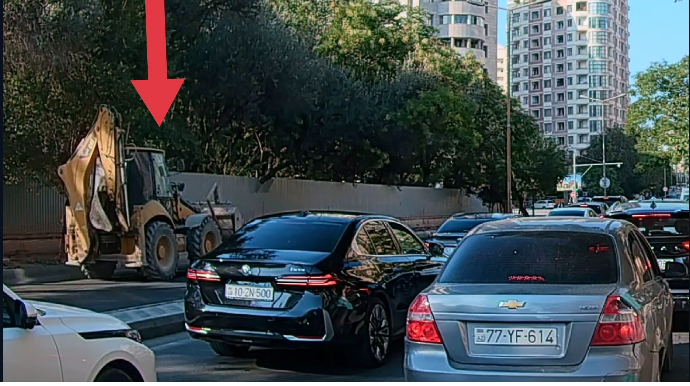 Водитель трактора проехал против движения в центре Баку - ВИДЕО