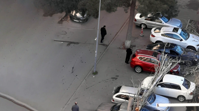 В Баку дерево упало и повредило шесть автомобилей - ВИДЕО