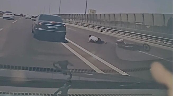 Aeroport yolunda qəza:  Moto sürücüsü yük maşınına çırpıldı   - REAL VİDEO