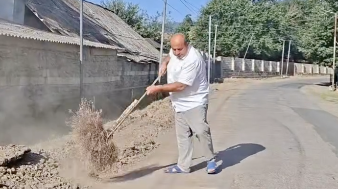 Masallıda bələdiyyə sədri küçəni özü süpürdü - VİDEO