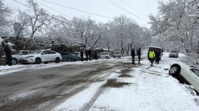 Ağsu aşırımında 2 avtomobil aşdı – FOTO 