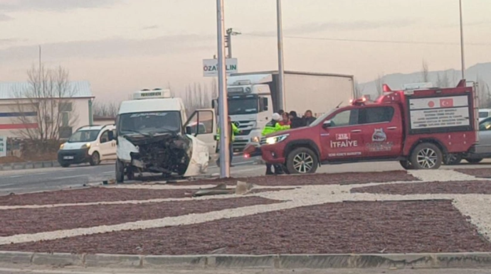 Şagirdləri daşıyan avtobus yük maşını ilə toqquşdu  