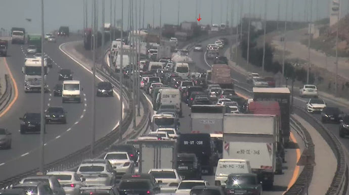 Yük maşını qəza törətdi: avtovağzal istiqamətində tıxac var