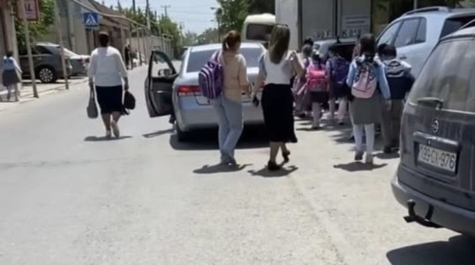 Məktəblərin dərs saatı dəyişir? - Ekspertdən SƏRT TƏNQİD - “Bir uşağın arxasınca iki maşın gedir” 