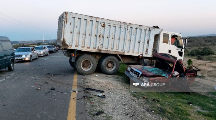 Hacıqabulda "Mercedes"lə "Shagman" toqquşdu: 2 nəfər öldü   - FOTO - YENİLƏNİB