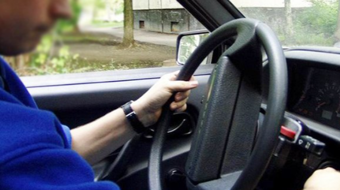 Deputat "avtoş"luq edənləri döydü 