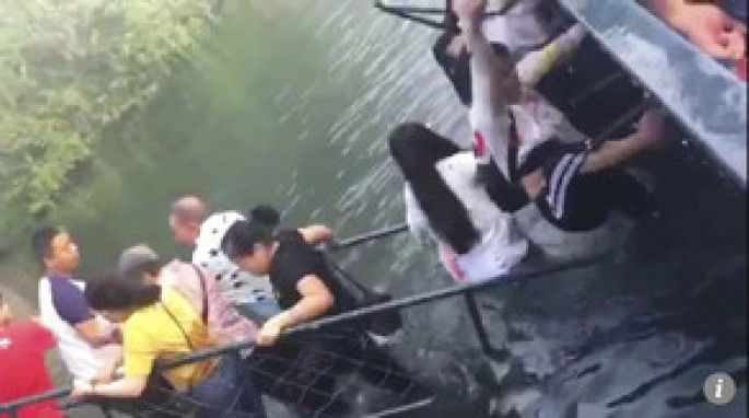 Turistlərin olduğu körpü selfi səbəbindən uçub