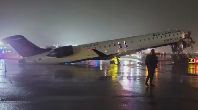 Nyu-Yorkda təyyarə qəzaya düşdü, hava limanı bağlandı   - FOTO