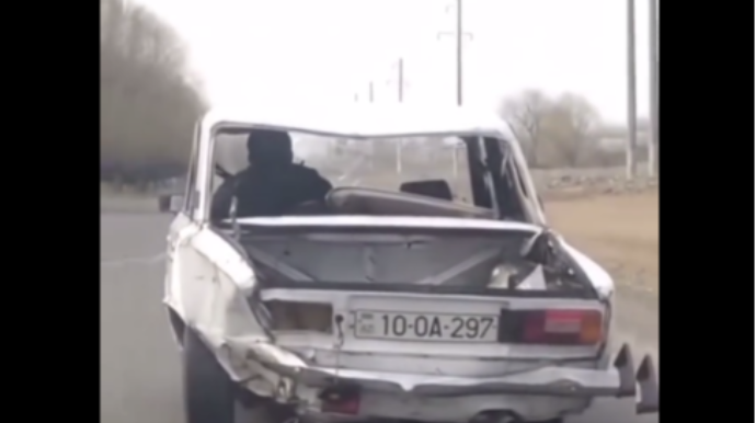Magistral yolda şütüyən təhlükə:  maşını bu vəziyyətdə sürdü   - VİDEO