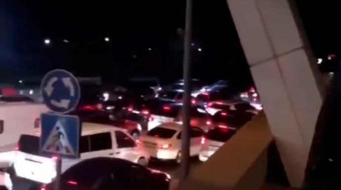 Спасающиеся от мобилизации россияне парализовали границу с Грузией  - ВИДЕО