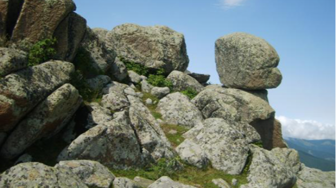 İtkin düşən kişinin meyiti qayalıqda tapıldı 