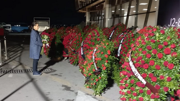 Посол Франции в Азербайджане почтила память погибших в авиакатастрофе 