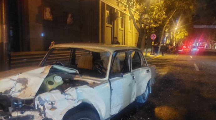 Bakıda qəza baş verib, iki nəfər xəsarət alıb - FOTO