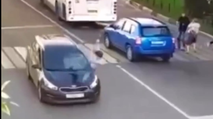 Qulağında telefon qaçaraq yolu keçən piyada belə vuruldu - ANBAAN VİDEO 