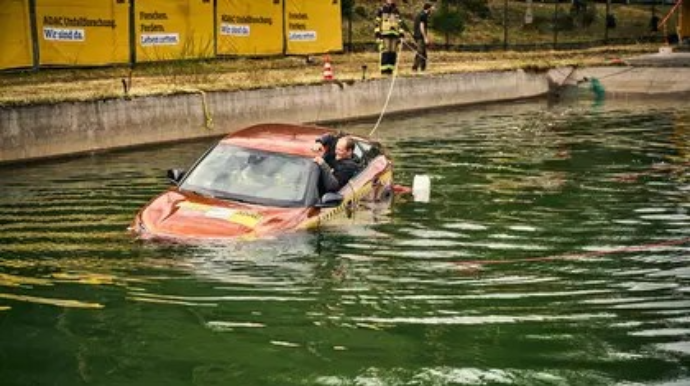 Hansı maşın daha tez batır:  avtomobil, yoxsa elektromobil?