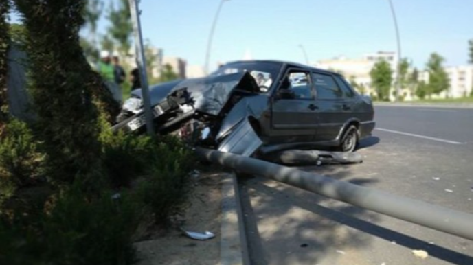 Gəncədə maşın işıq dirəyinə çırpıldı - Ölən var - YENİLƏNİB