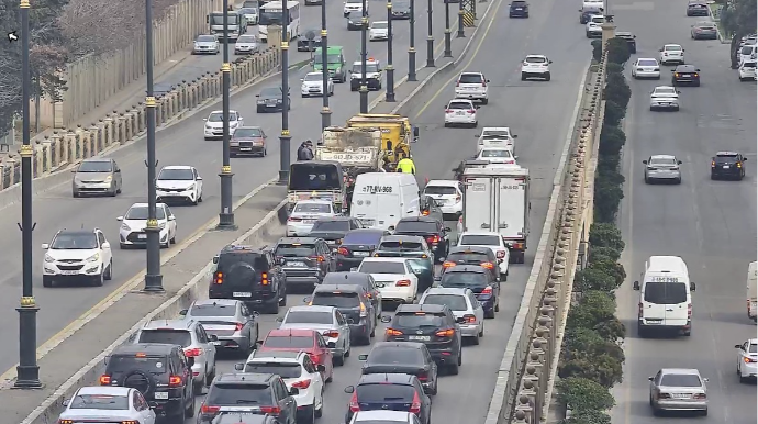 Bu yolda təmir səbəbindən tıxac yarandı - FOTO