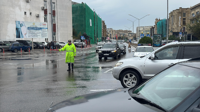 Yol polisləri sürücülərə belə kömək etdi - FOTO - VİDEO